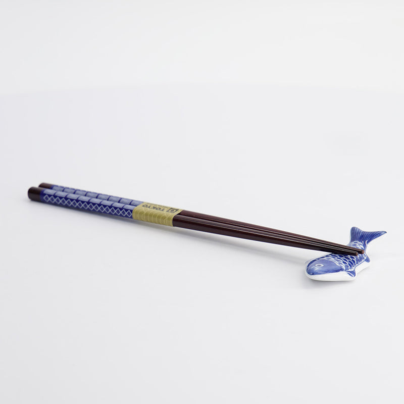 FISCH Essstäbchen / Chopstick von Tokyo Design, auf Ablagebänkchen Porzellanfisch