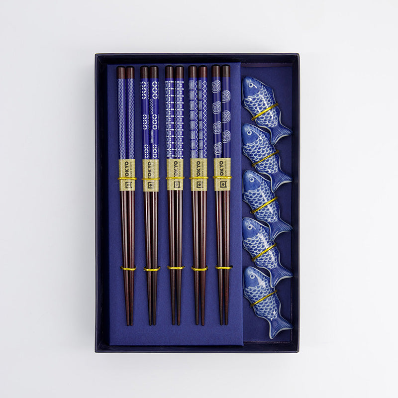 Blick ins Innere der Geschenkbox: FISCH Essstäbchen / Chopsticks von Tokyo Design, inkl. 5 Ablage-Bänkchen aus Porzellan