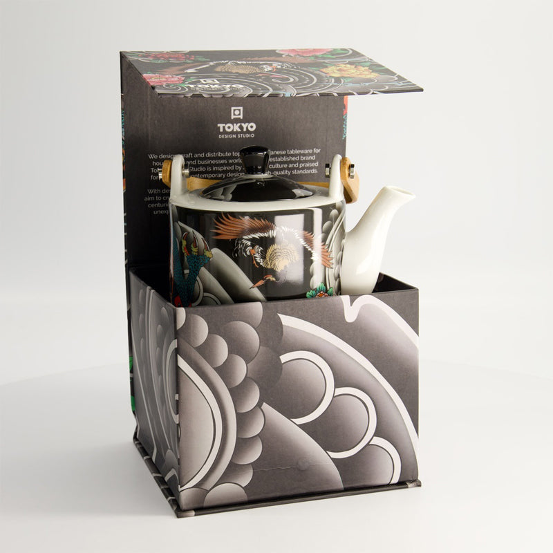 Die KAWAII YAKUZA DRAGON Teekanne von Tokyo Design, 
wird geliefert in einem dazu passenden Geschenkkarton. Online-Shop Home-and-Kitchen.de