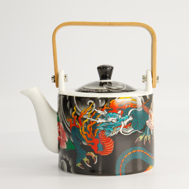 KAWAII YAKUZA DRAGON Teekanne von Tokyo Design, 
charakteristisches, buntes Muster mit mitfeuerspeiendem Drachen, 
eckiger Bambus-Holzgriff, Porzellan, 
inkl. Teesieb aus Edelstahl.
