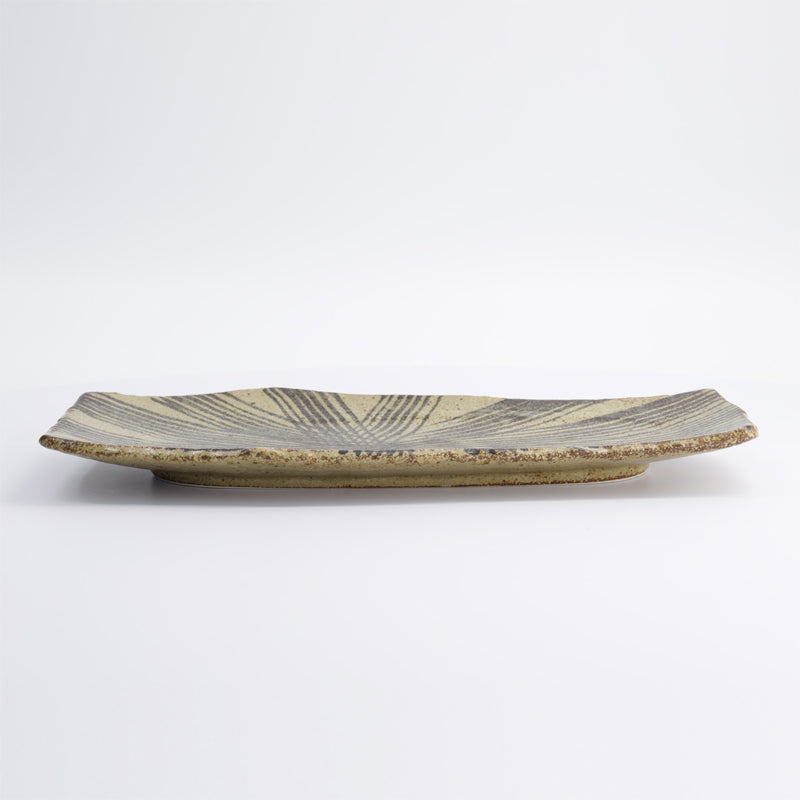 Da handgefertigt, unebener Rand  bei der flachen MINO CRAFT Servierplatte von Tokyo Design in dunklem Beige und Braun
Online-Shop Home-and-Kitchen.de
