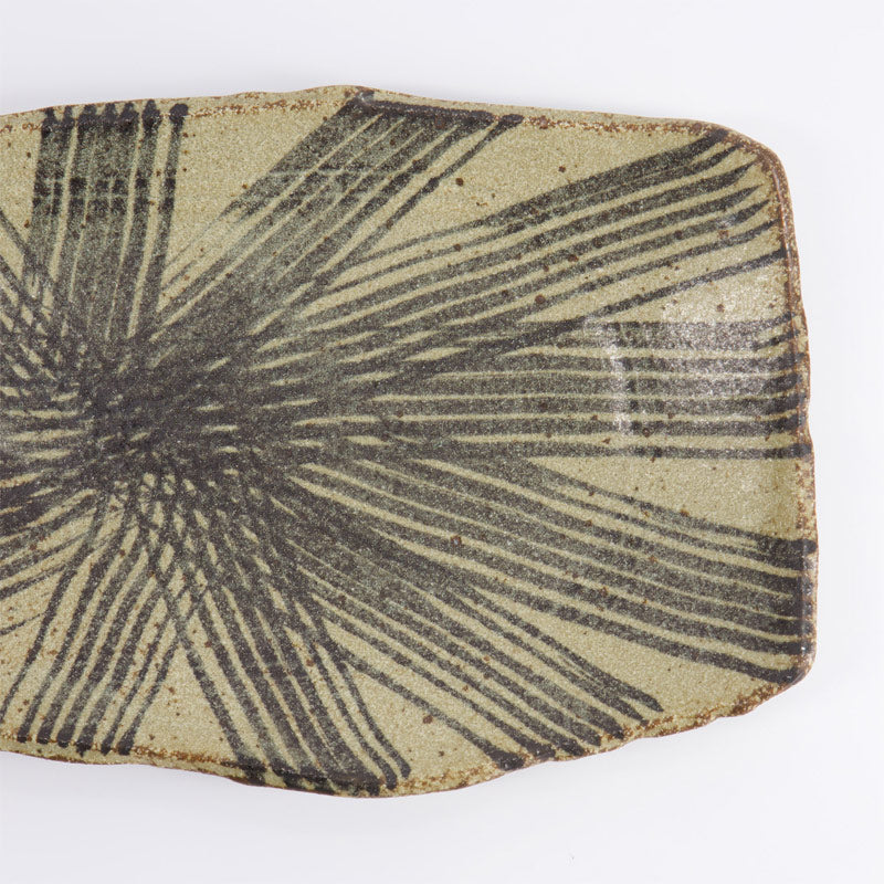 Ungleiche Strichmuster in braun-beige bei der MINO CRAFT Servierplatte von Tokyo Design 
Online-Shop Home-and-Kitchen.de
