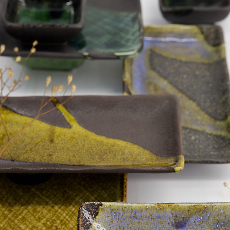 Gelb- und Brauntöne varieren auf dem YUZUCHA NAGASHI Teller von Tokyo Design aus Keramik. Online-Shop Home-and-Kitchen.de