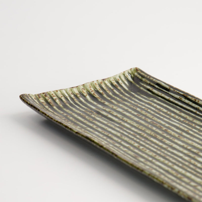 Ansprechendes Rillenmuster auf der MINO CRAFT Servierplatte von Tokyo Design, Porzellan, rechteckige Form,  Online-Shop Home-and-Kitchen.de

