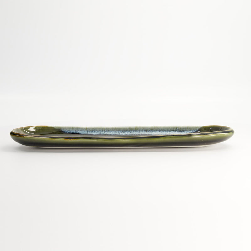 Hochglänzend ist die GREEN ORIBE Schale von Tokyo Design, made in Japan, aus Mino Craft-Porzellan. 
Sie hat ein Streifenmuster und eine ovale Form. Online-Shop Home-and-Kitchen.de