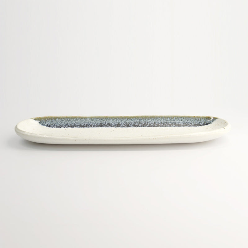 Weiße Porzellan MINO CRAFT Servierplatte von Tokyo Design, mit dunklem, blauen Streifen und Sprenkeln, 
Online-Shop Home-and-Kitchen.de