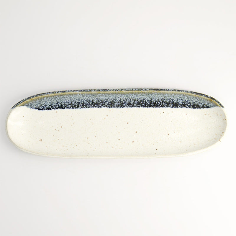 Ovale, weiße MINO CRAFT Porzellan- Servierplatte von Tokyo Design, mit dunklem, blauen Streifen und Sprenkeln, 
Online-Shop Home-and-Kitchen.de