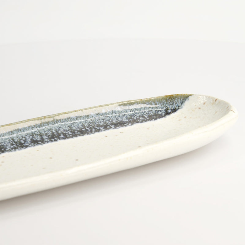 Weiße MINO CRAFT Servierplatte von Tokyo Design, mit dunklem, blauen Streifen mit Sprenkeln.
Online-Shop Home-and-Kitchen.de