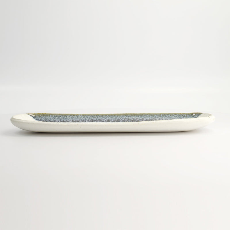 Dunkler, blauer Streifen mit Sprenkeln  auf der weißen MINO CRAFT Servierplatte von Tokyo Design
Online-Shop Home-and-Kitchen.de