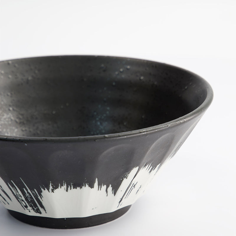 Außen ein weißes Pinselmuster, innen einfarbig schwarz, BINSHO Ramen-Schale von Tokyo Design, Porzellan, original aus Japan, Online-Shop Home-and-Kitchen.de
