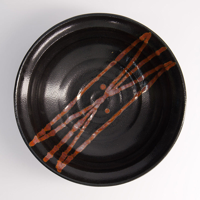 Grafisches Muster in Schwarz und Rost im Inneren der Ramen-Schale SUNAME von Tokyo Design