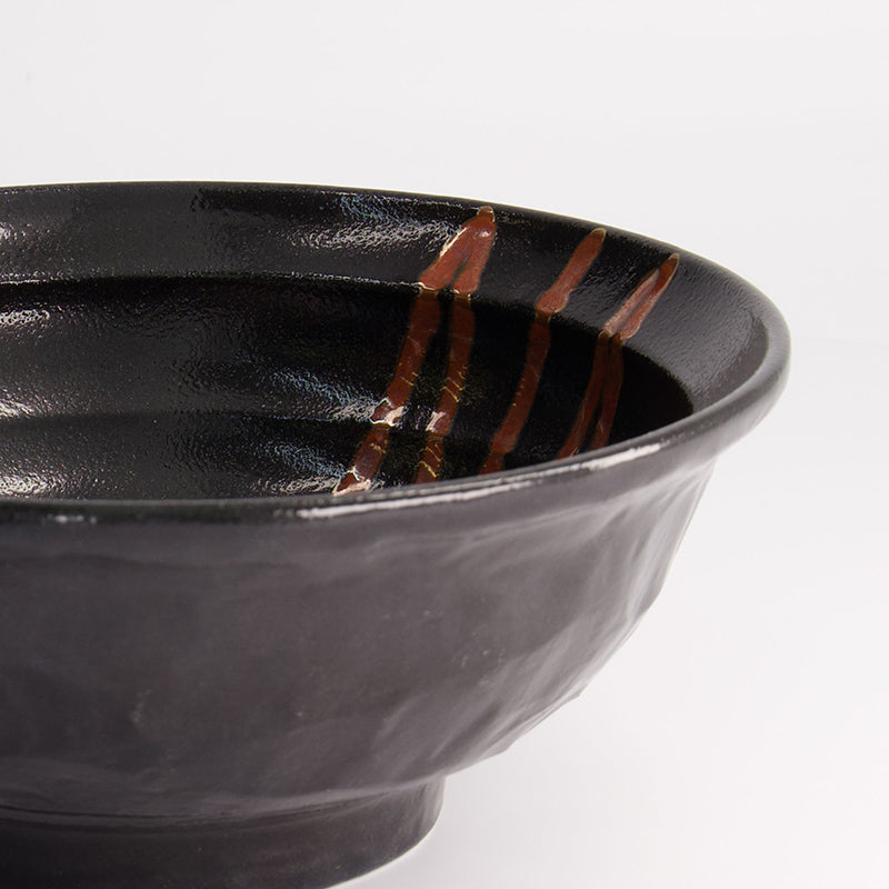 Fühlbares Zickzack-Muster im Inneren der SUNAME KURO Ramen-Schale von Tokyo Design, original aus Japan, 
Porzellan, schwarz, rost
Online-Shop Home-and-Kitchen.de