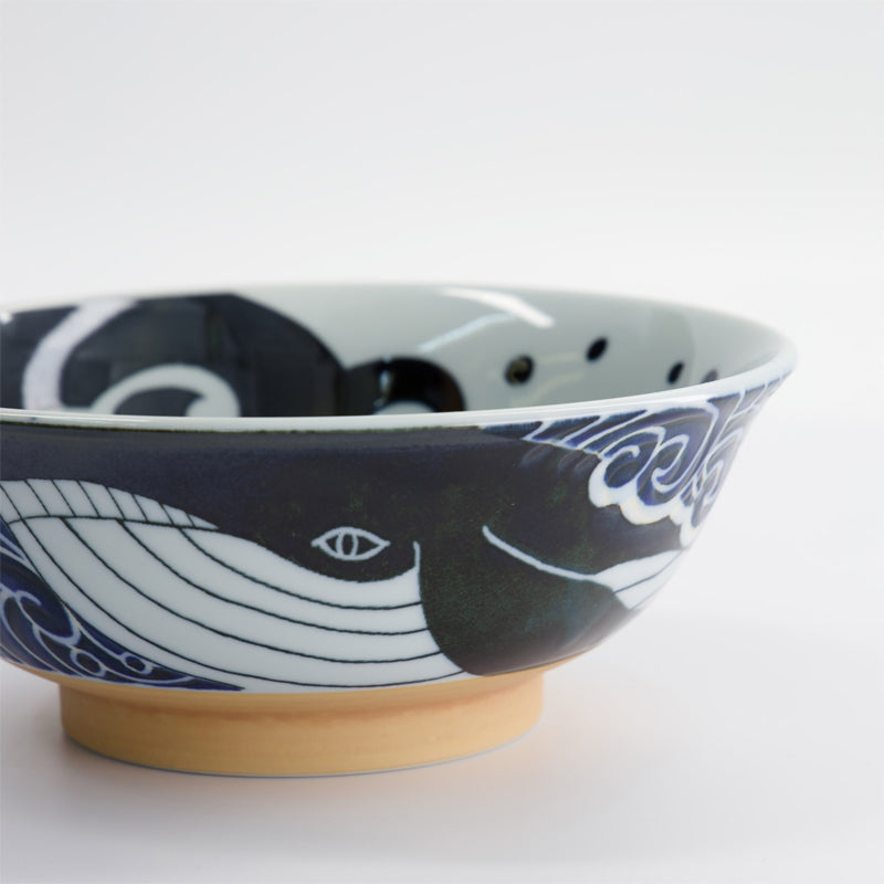 Außenansicht WHALE Ramen-Schale
Porzellan, in Dunkelblau und Weiß, hellbrauner Sockel,Höhe 8 cm
Online-Shop Home-and-Kitchen.de