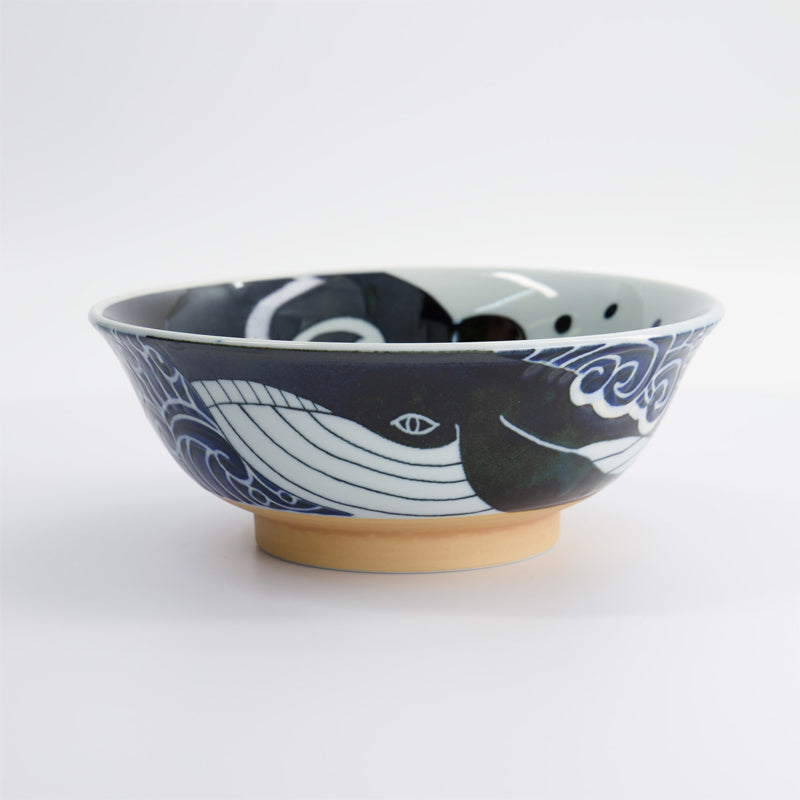 Tokyo Design WHALE Ramen-Schale
Porzellan, Walmotiv außen und innen
in Dunkelblau, Weiß, hellbrauner Sockel,
Höhe 8 cm