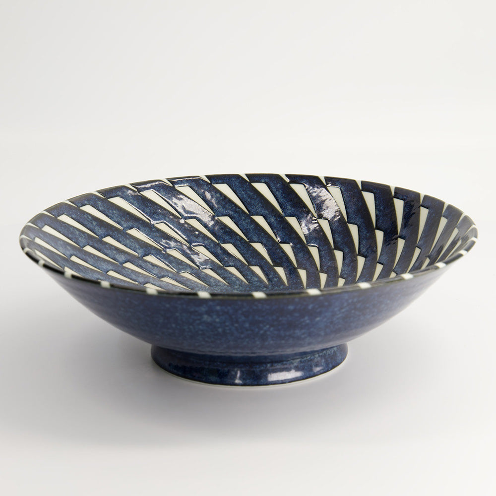 OHACHI BLUE HANTEN Mixed Bowl von Tokyo Design, Porzellan, Dreieck-Muster, Blau, Weiß, Höhe 7,8 cm, Durchmesser 25,4 cm / Volumen 1,6, Made in Japan, Online-Shop Home-and-Kitchen.de