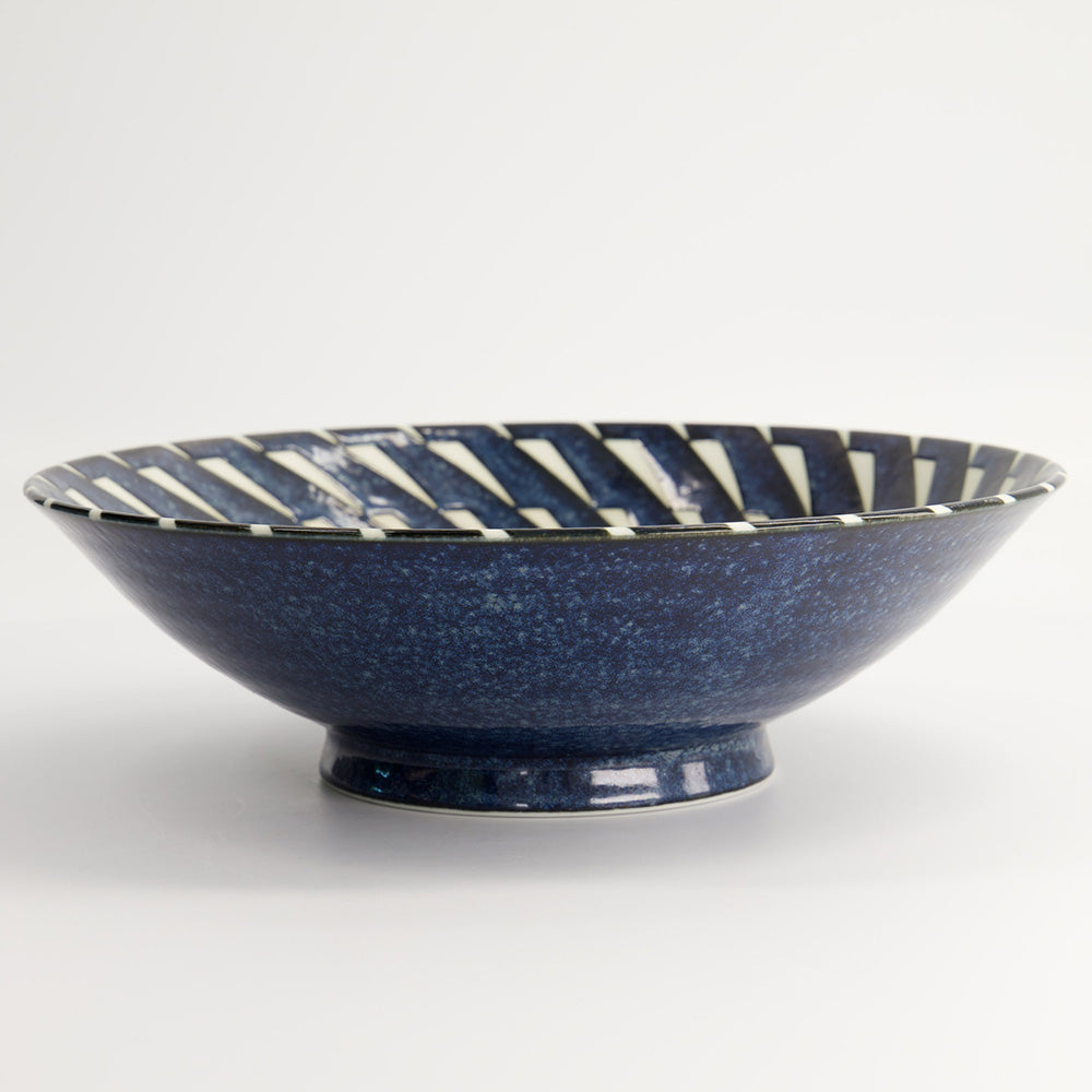 OHACHI BLUE HANTEN Mixed Bowl von Tokyo Design, Made in Japan, Porzellan, Dreieck-Muster, Blau, Weiß
Spülmaschinengeeignet, 
Größe: Höhe 7,8 cm, Durchmesser 25,4 cm / Volumen 1,6 Liter, Online-Shop Home-and-Kitchen.de