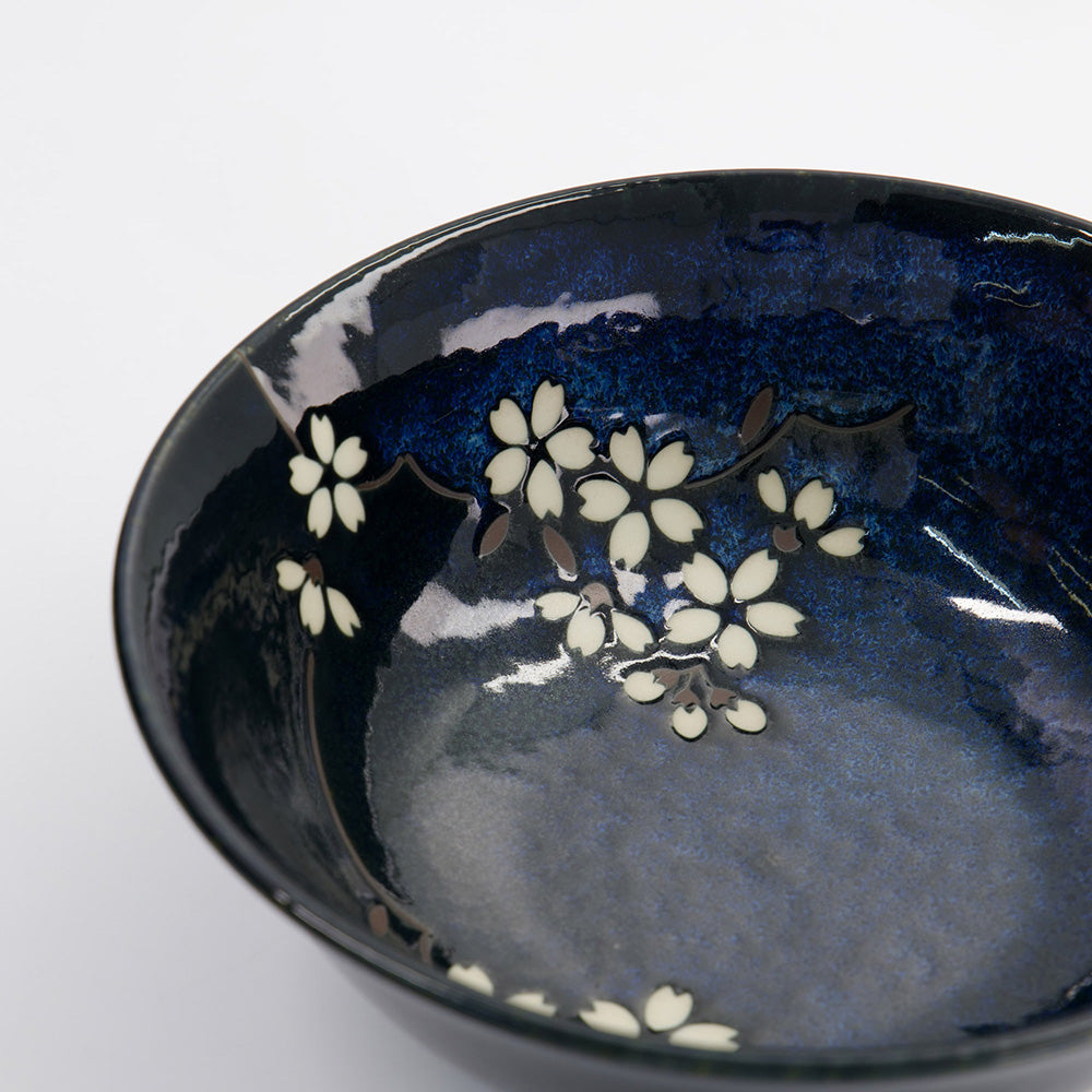 Weiße Blüten im Schaleninneren der kobaltblauen COBALT BLUE SAKURA Ramen-Schale von Tokyo Design, OnlineShop Home-and-Kitchen.de