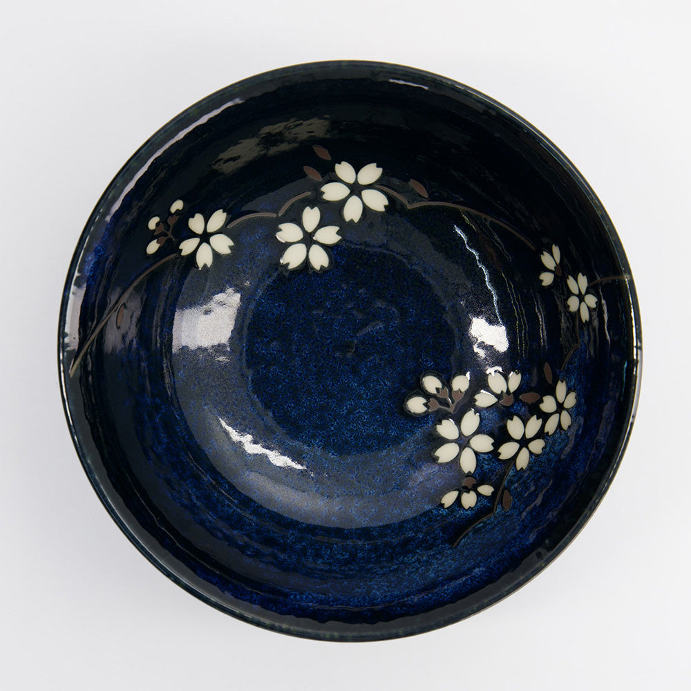Weiße Blüten im Schaleninneren der kobaltblauen COBALT BLUE SAKURA Ramen-Schale von Tokyo Design, OnlineShop Home-and-Kitchen.de