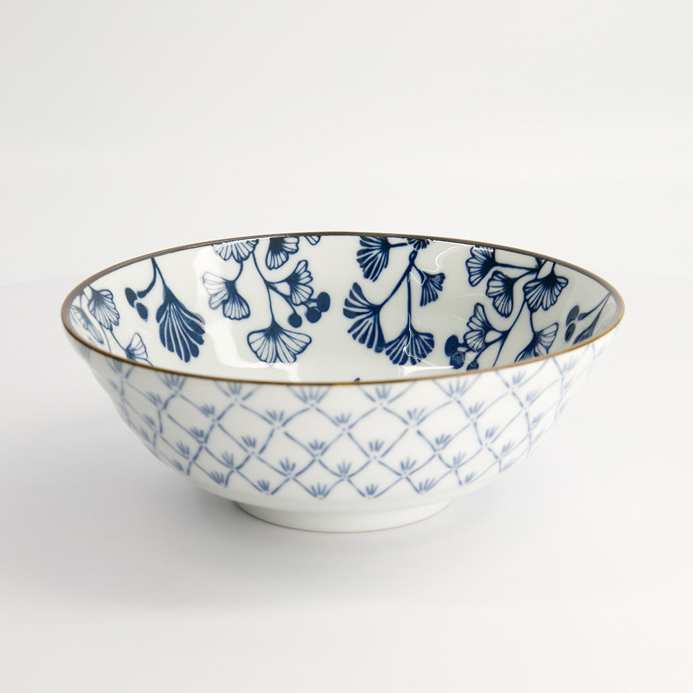 Motive eines Ginkgo-Baumes zieren das Innere der FLORA JAPONICA MAPLE Ramen-Schale von Tokyo Design, Porzellan, in den Farben Weiß und Blau.
Online-Shop Home-and-Kitchen.de