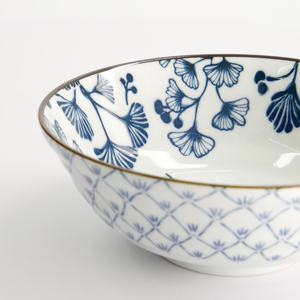 Motive eines Ginkgo-Baumes zieren das Innere der FLORA JAPONICA MAPLE Ramen-Schale von Tokyo Design, Porzellan, in den Farben Weiß und Blau.
Online-Shop Home-and-Kitchen.de