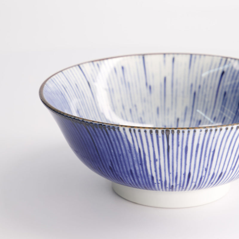 Feines Strichmuster in Weiß und Blau auf der HANABI Ramen-Schale von Tokyo Design, original aus Japan, Keramik. Online-Shop Home-and-Kitchen.de
