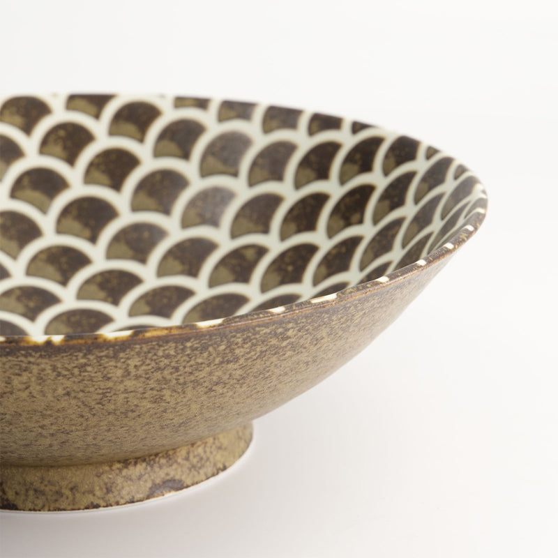 Fischschuppen-Muster im Inneren der IGA MERMAID Mixed Bowl von Tokyo Design, Steingut, Braun, Creme.
