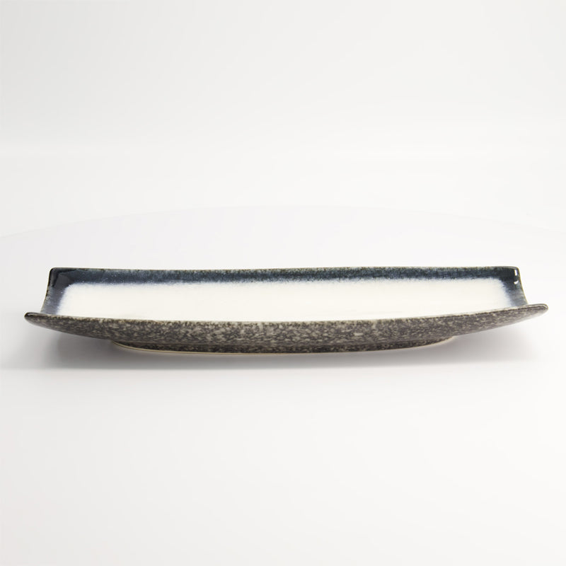 Gewölbte TAJIMI Schale von Tokyo Design, rechteckig, mit dunklem Randstreifen, aus Keramik, in den Farben weiß und dunkelblau, Online-Shop Home-and-Kitchen.de