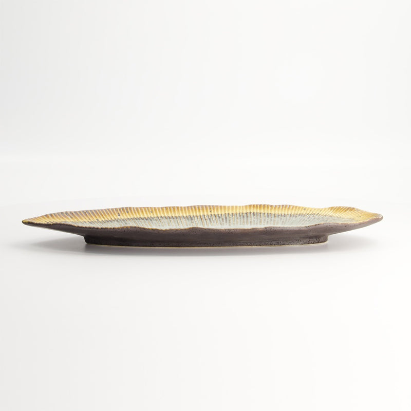 Unebener Rand, ovale Form bei der YAMASAKU Servierplatte von Tokyo Design, in den Farben Weiß, Gold.
Online-Shop Home-and-Kitchen.de
