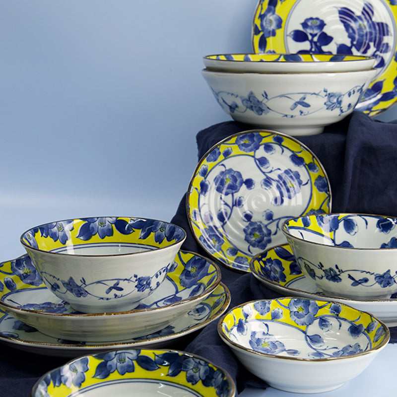 TSUBAKI Ramen-Schale von Tokyo Design und die dazu passenden Teller mit gleichem Muster.
