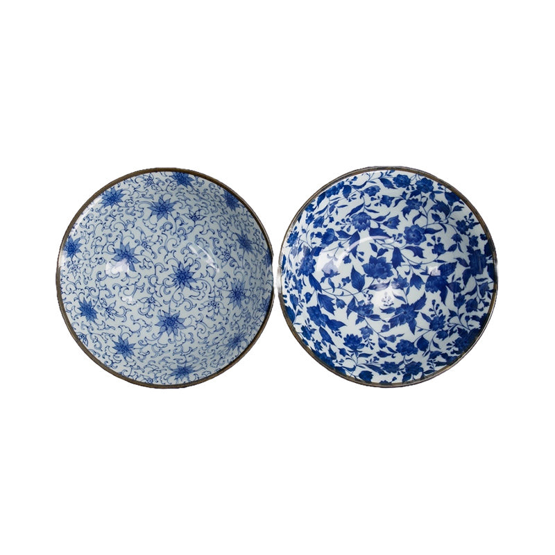 Innenansicht des Ramen-Schalen-Sets mit unterschiedlichen Blumen-Ornamenten in Blau und Weiß.