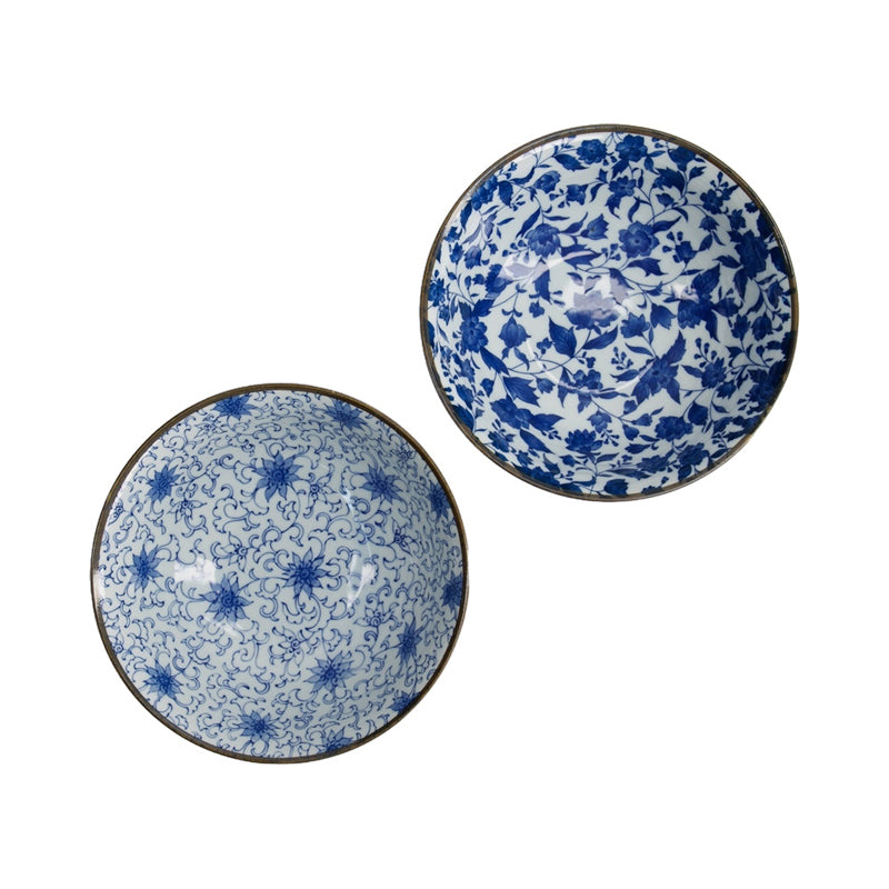 Innenansicht des Ramen-Schalen-Sets mit unterschiedlichen Blumen-Ornamenten in Blau und Weiß.
