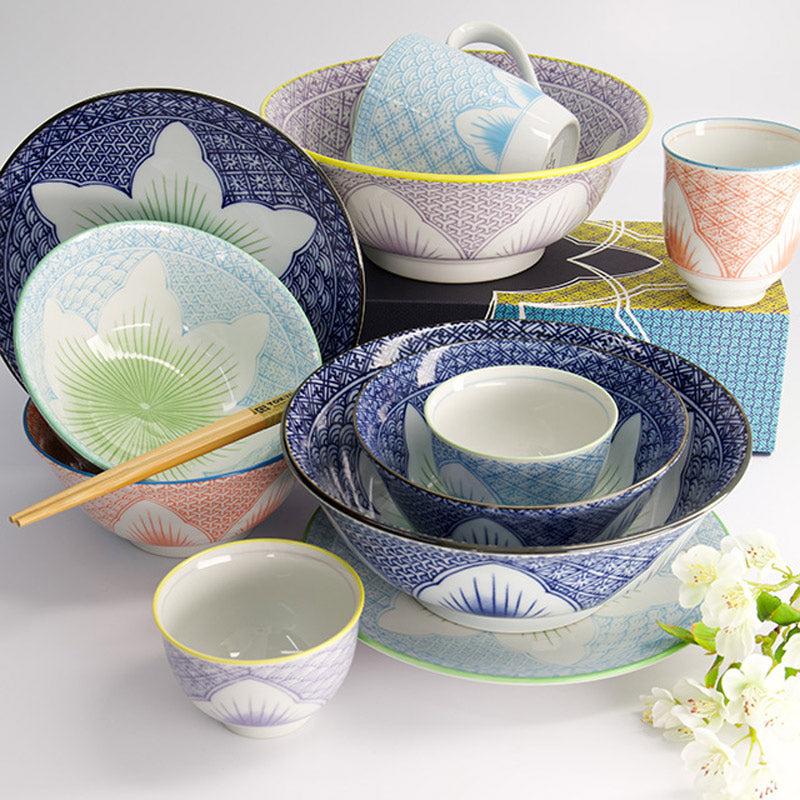 Kombiniere die LILY FLOWER Ramen-Schale von Tokyo Design, Porzellan, original aus Japan, mit  Porzellan aus der gleichen Serie.
