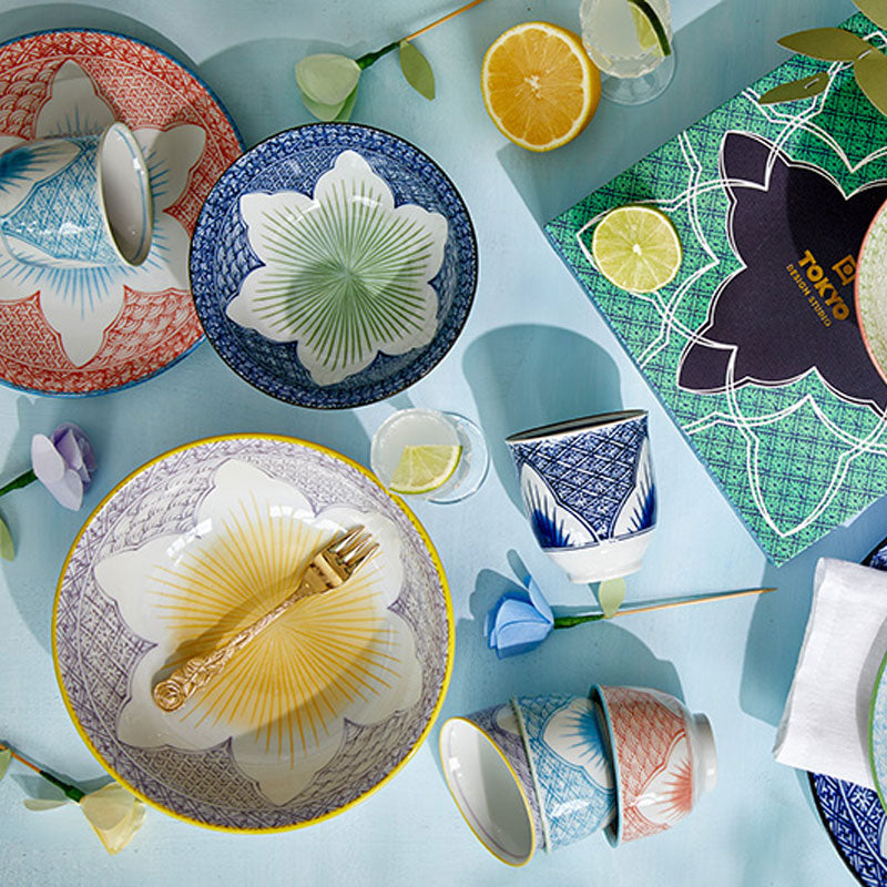 Tokyo Design-LILY FLOWER Ramen-Schale kann kombiniert werden mit Porzellan aus der gleichen Serie.