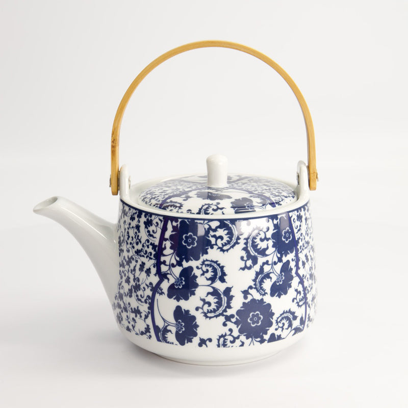 Blau-weißes Blumenmuster auf der Teekanne von Tokyo Design 
Online-Shop Home-and-Kitchen.de
