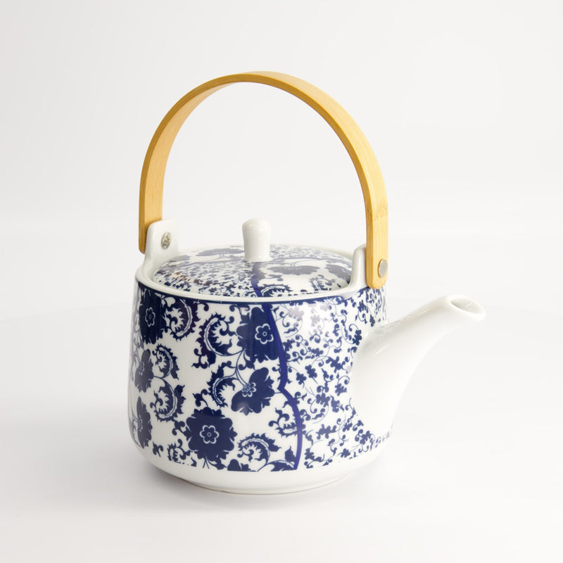 Teekanne von Tokyo Design mit 
Blumenmuster, rund gebogener Bambus-Holzgriff, Porzellan, Blau, Weiß
