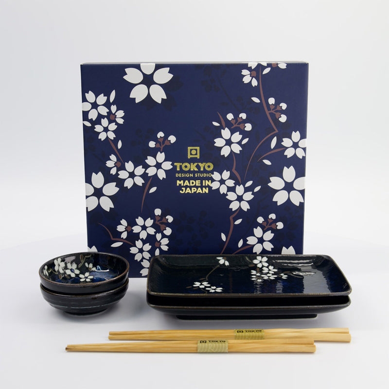Das Geschirr COBALT BLUE SAKURA Sushi-Set 6-teilig von Tokyo Design für 2 Personen wird geliefert in einer Geschenkbox.