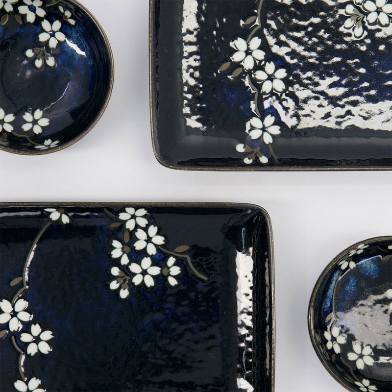 Weiße Kirschblüten auf dunkelblauem Untergrund beim COBALT BLUE SAKURA Sushi-Set 6-teilig von Tokyo Design für 2 Personen