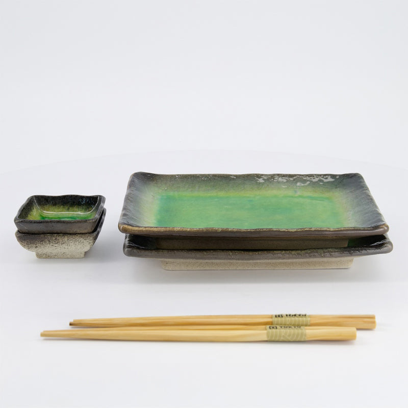 2 Sushi-Teller, 2 Dipschalen und Bambusstäbchen gehören zum YAMASUKA HIWA GREEN Sushi-Set 6-teilig von Tokyo Design für 2 Personen, Online-Shop Home-and-Kitchen.de