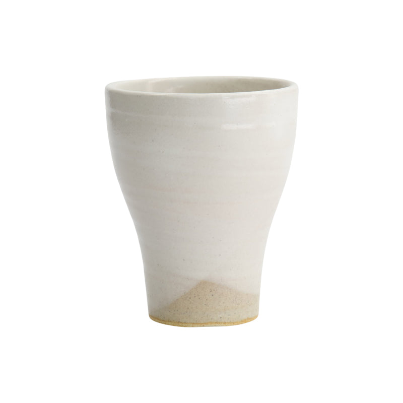 KOBIKI Teebecher von Tokyo Design
Original aus Japan, Steingut
sandfarbener Untergrund und weiße Glasur, Höhe 10,5 cm, Ø 8,5 cm / Volumen 240 ml