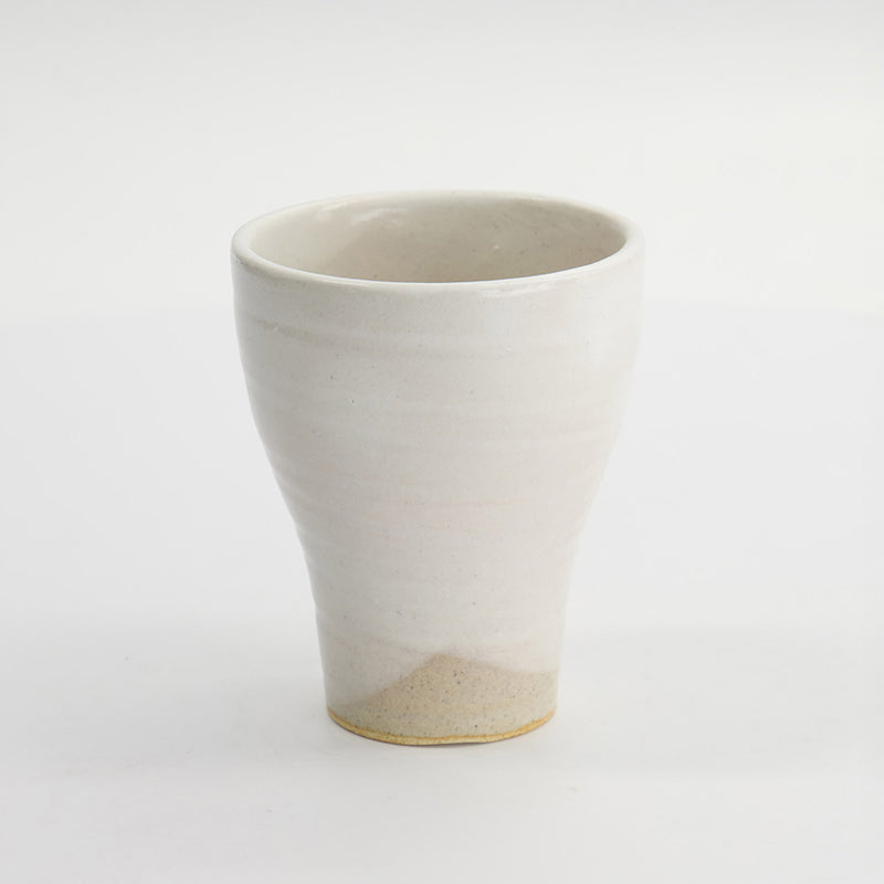 Von Tokyo Design: KOBIKI Teebecher 
Original aus Japan, Steingut, mit Kobiki-Brenntechnik hergestellt, 
sandfarbener Untergrund und weiße Glasur, Höhe 10,5 cm, Ø 8,5 cm / Volumen 240 ml