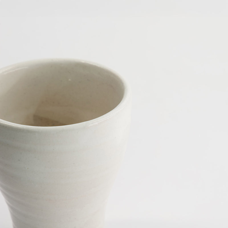 KOBIKI Teebecher von Tokyo Design
Original aus Japan, Steingut
sandfarbener Untergrund und weiße Glasur, Höhe 10,5 cm, Ø 8,5 cm / Volumen 240 ml