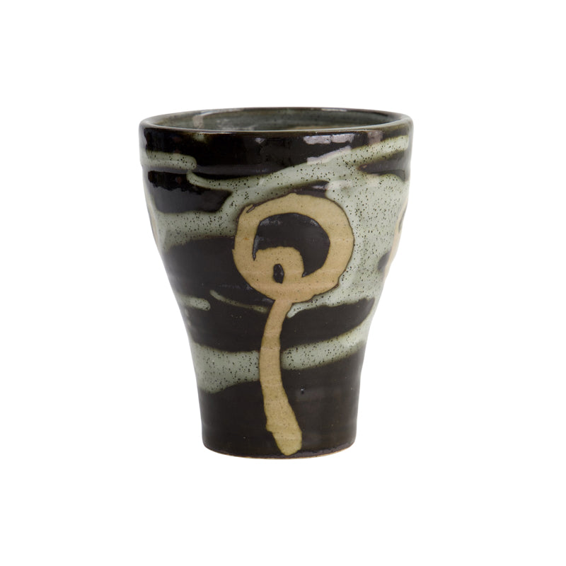 SHABON HAKUBUN MARUMON Teebecher von Tokyo Design, 
schwarzer Untergrund, hellgraues Muster, Marumon-Motiv
Höhe 10,5 cm, Ø 8,5 cm / Volumen 240 ml