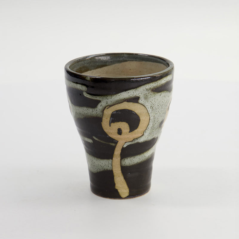 SHABON HAKUBUN MARUMON Teebecher von Tokyo Design, 
schwarzer Untergrund, hellgraues Muster, Marumon-Motiv
Höhe 10,5 cm, Ø 8,5 cm / Volumen 240 ml