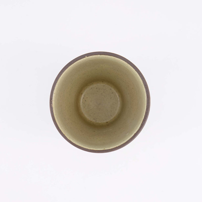 Blick ins Innere des SHINO ORIBE Teebechers von Tokyo Design
