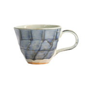 Blaue Henkeltasse von Tokyo Design
Porzellan, Muster aus unterschiedlich großen, blauen Rechtecken mit Streifen.
Größe: Höhe 9,5 cm / Ø 7,5 cm (Breite mit Henkel: 12,5 cm) , Volumen 200 ml