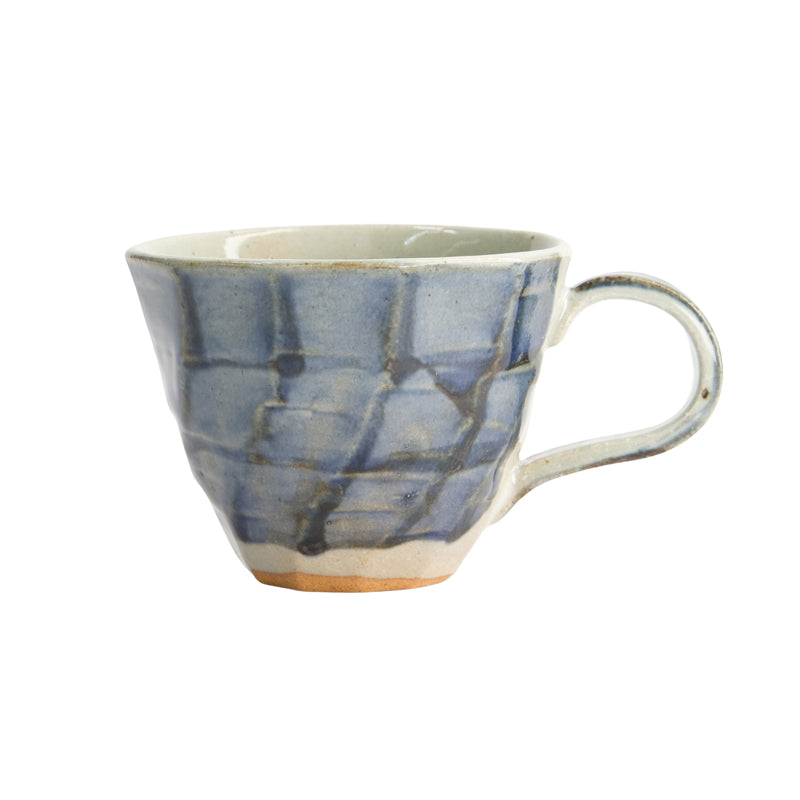 Blaue Henkeltasse von Tokyo Design
Porzellan, Muster aus unterschiedlich großen, blauen Rechtecken mit Streifen.
Größe: Höhe 9,5 cm / Ø 7,5 cm (Breite mit Henkel: 12,5 cm) , Volumen 200 ml