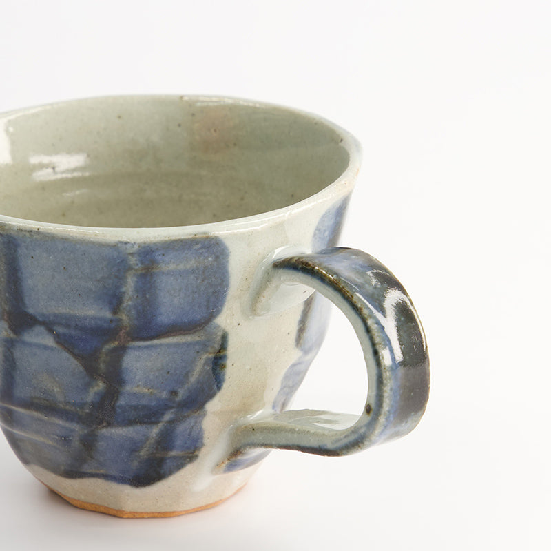 Von Tokyo Design: Blaue Henkeltasse ,
Porzellan, Muster aus unterschiedlich großen, blauen Rechtecken mit Streifen.
Größe: Höhe 9,5 cm / Ø 7,5 cm (Breite mit Henkel: 12,5 cm) , Volumen 200 ml