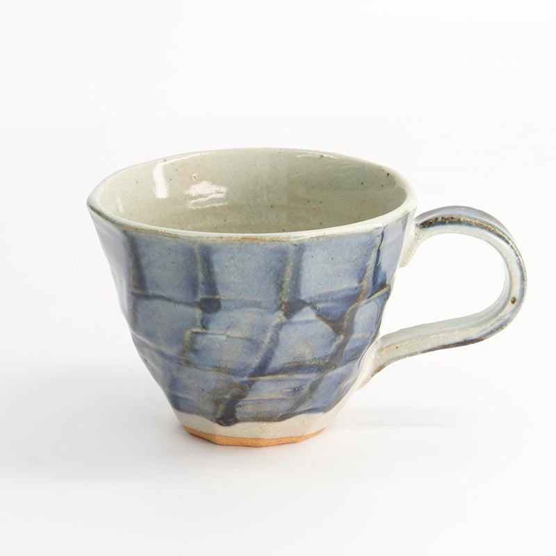 Blaue Henkeltasse von Tokyo Design
Porzellan, Muster aus unterschiedlich großen, blauen Rechtecken mit Streifen.
Größe: Höhe 9,5 cm / Ø 7,5 cm (Breite mit Henkel: 12,5 cm) , Volumen 200 ml