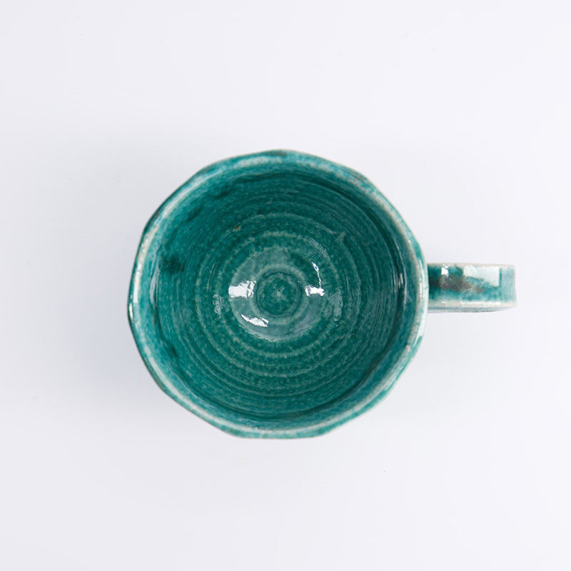 Blick ins Innere der SMARAGD Henkeltasse von Tokyo Design, Porzellan. 