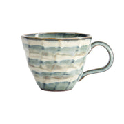 Beige-grüne Henkeltasse von Tokyo Design, Porzellan, fühlbares Relief mit ineinanderfliessenden Streifen in weiß und grün. Höhe 9,5 cm / Ø 7,5 cm (Breite mit Henkel: 12,5 cm) , Volumen 200 ml